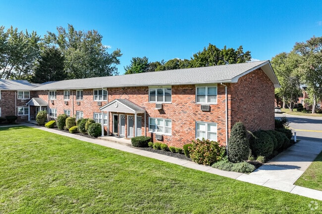 Maple Crest Apartments at Dix Hills