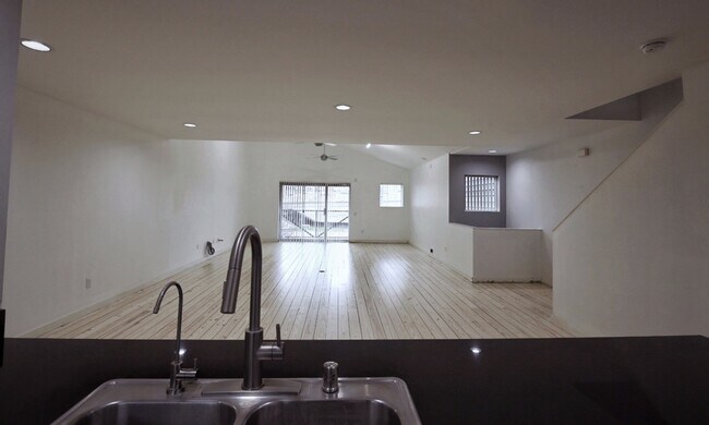 Photo - 702 Ruthven St