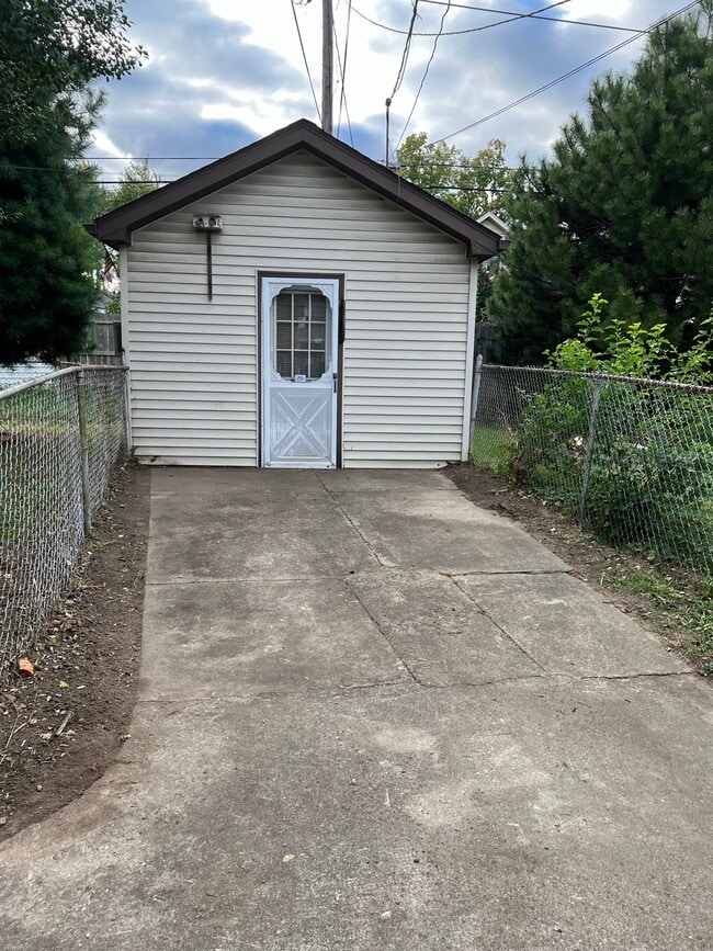 Taller aislado independiente - 2416 Sherry Rd