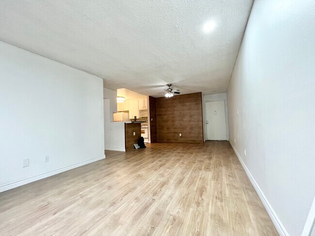 Photo - 17900 Sherman Way Unidad 504A