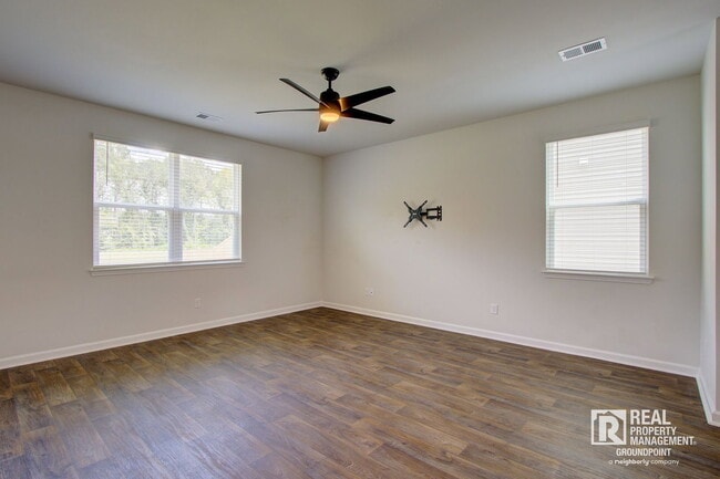 Photo - 298 Watersglen Dr