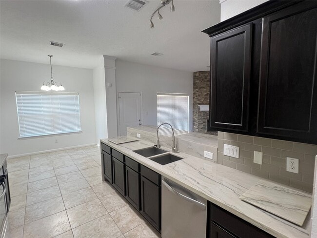 Photo - 99 Fordland Estate Dr