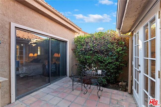 8 Las Cruces Ln