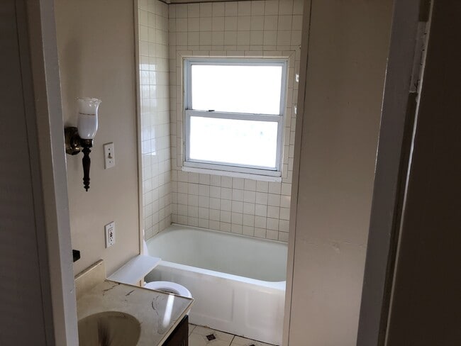 Photo - 2 Bedroom House W/ Garage!