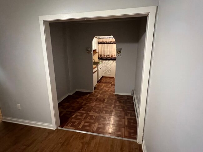 Kitchen Eating area - 28 Degraw Ave Unit 28