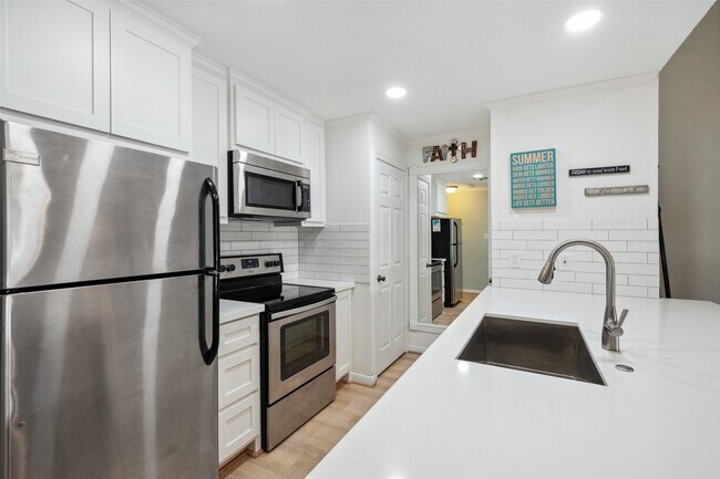 Building Photo - 801 River Rd Unit F120