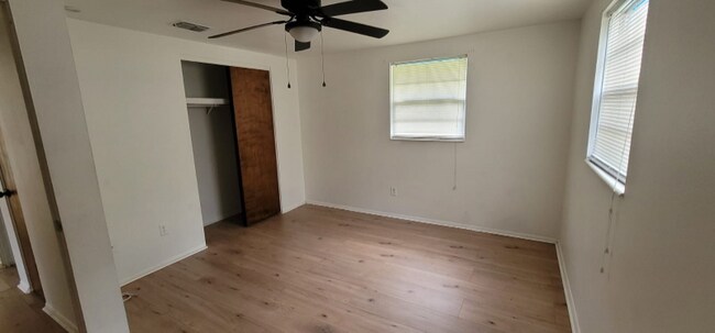 Photo - 124 6th St W