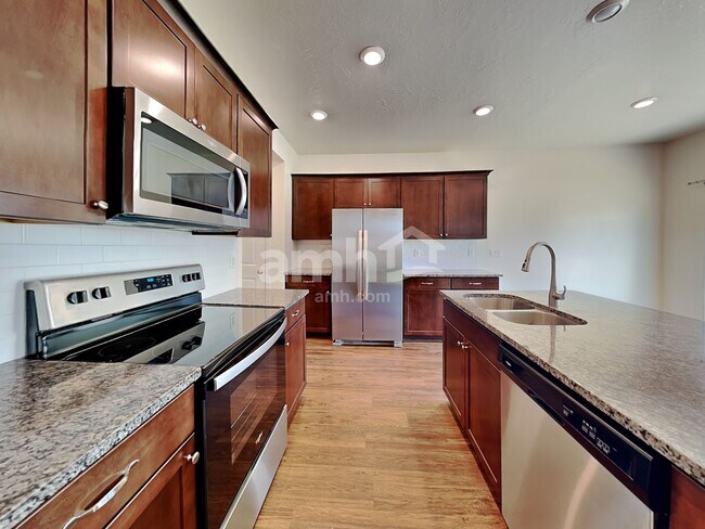 825 W Grover Ct