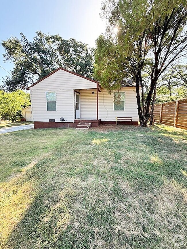 Building Photo - NIce 2 Bdrm 1 Bath Home near UNT and I-35E...