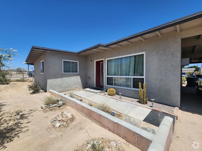 Building Photo - COMING SOON!!! Awesome 3 bed/1 bath Furnis... Rental