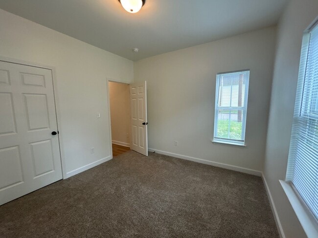 Photo - 329 W King St
