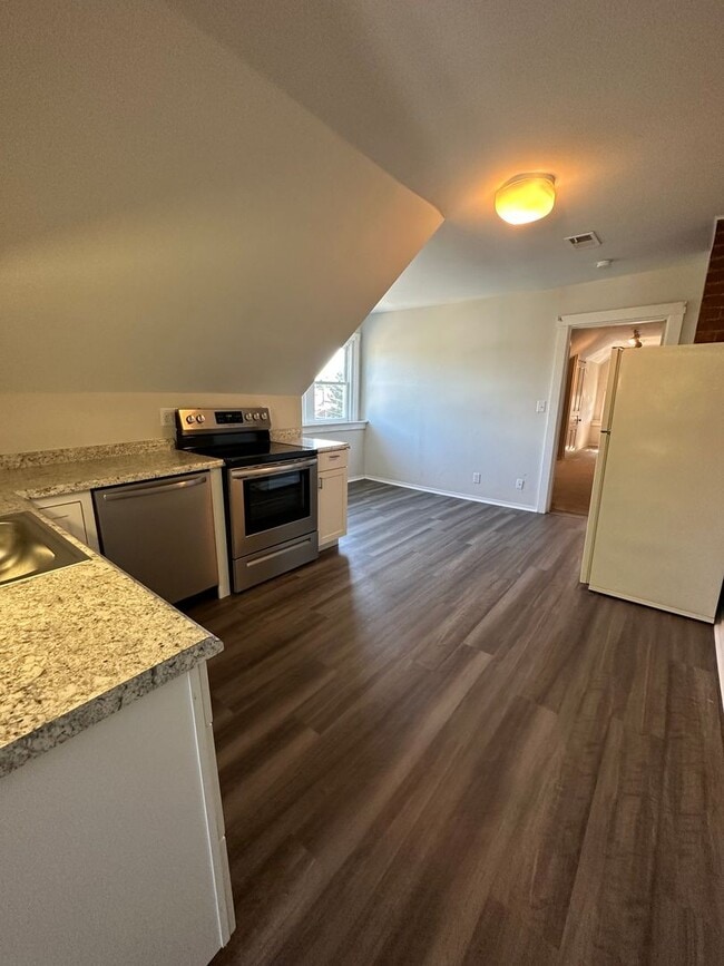 Photo - NORWOOD - Immaculate 1 bed efficiency unit on top floor of 4 family Unit RUN- # 4 FOREST 4173