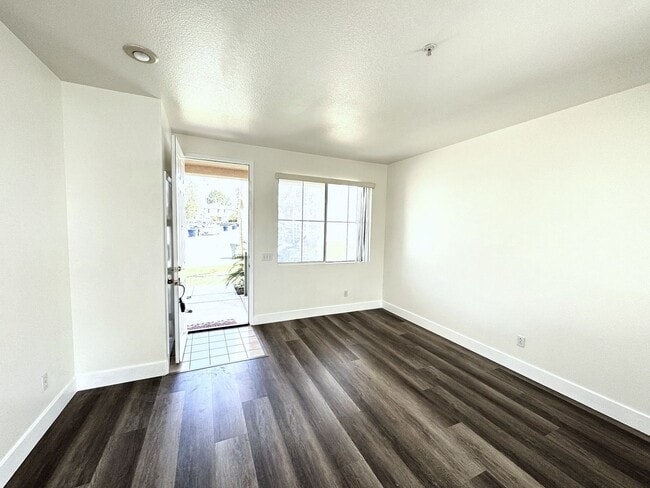 Photo - Beautiful 3 Bedrooms, 2.5 Baths Single Family Home with Golf Course Views For Lease