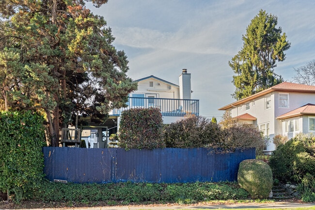 Building Photo - 6807 Aurora Ave N