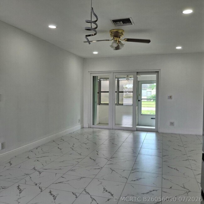 2739 Emory Dr W Unidad J