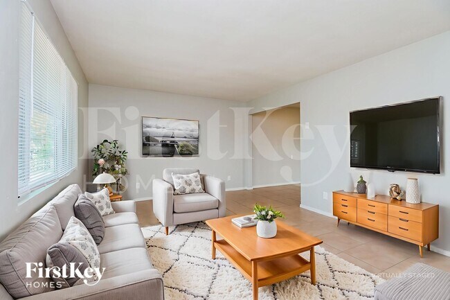 Photo - 2049 E 3rd Dr