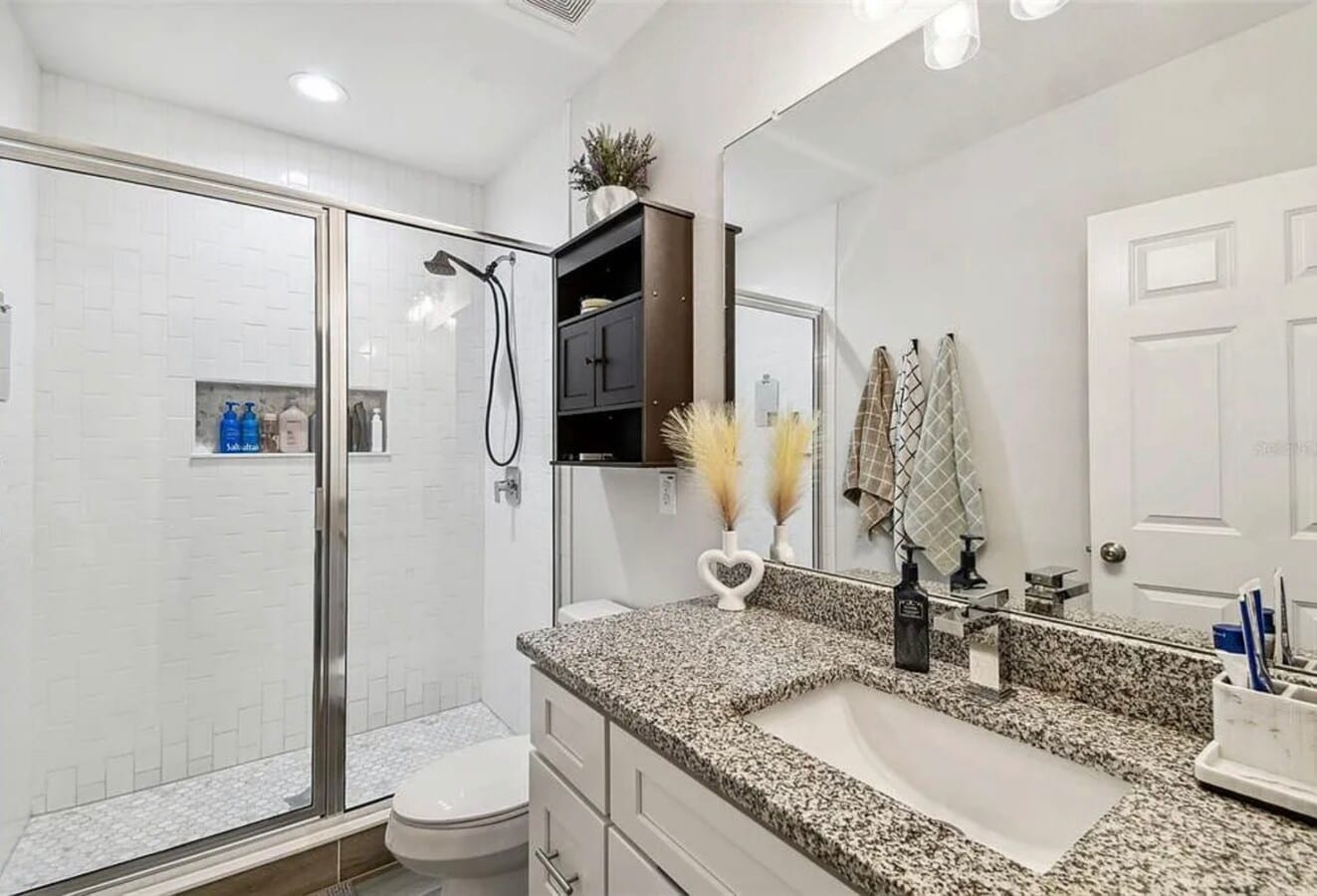 Private bathroom - 2022 E Columbus Dr