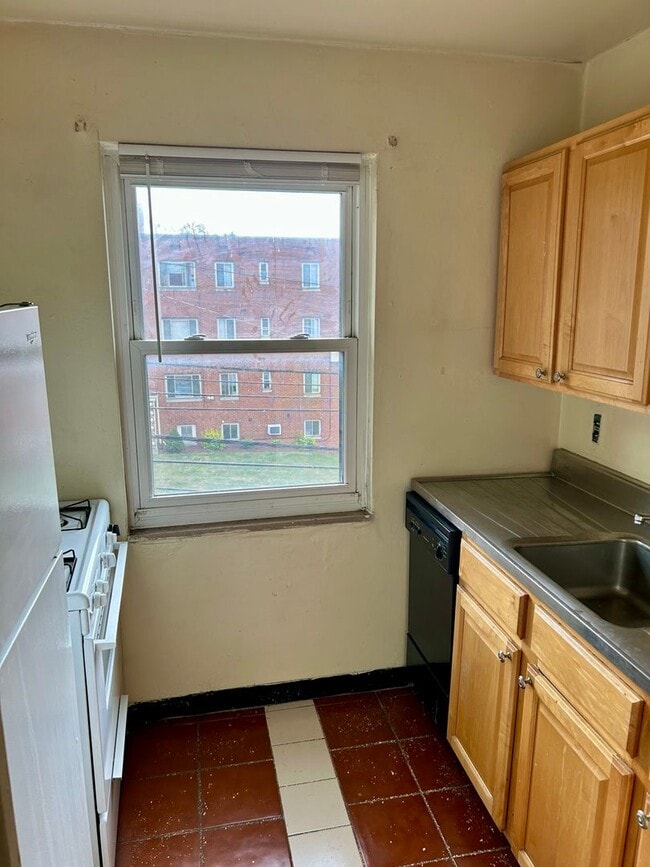 Photo - Bright 2 Bedroom Apartment in Shadyside w/Dishwasher Unidad C33