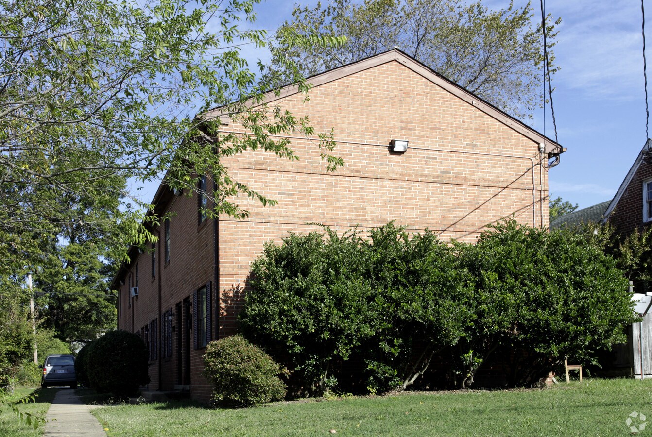 Primary Photo - 2202 Williamsburg Rd Apartments