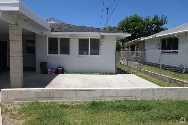 Building Photo - Spacious 3 BD / 3 BA House Minutes from Fa...