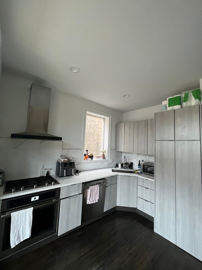 Building Photo - 2111 N Dayton St