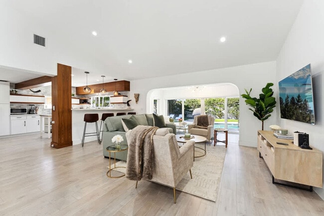 Building Photo - 2205 NE 30th St Unit ID1462104P