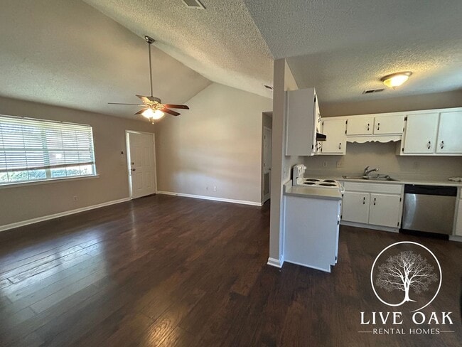 Photo - MOVE IN SPECIAL: $500 OFF 1ST MONTH'S RENT!**