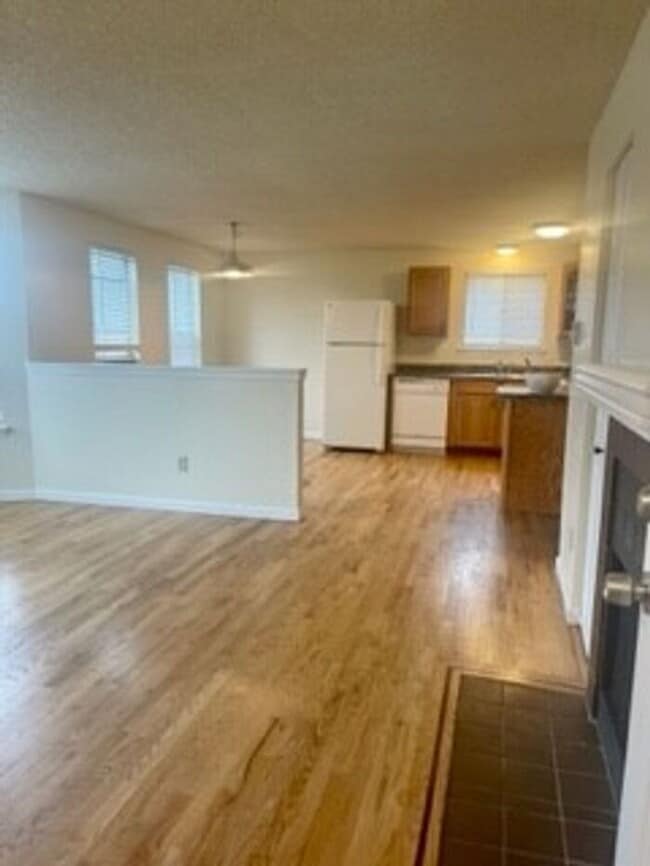 2 Bedroom, 1 Bath Condo in University Place/Tacoma!!