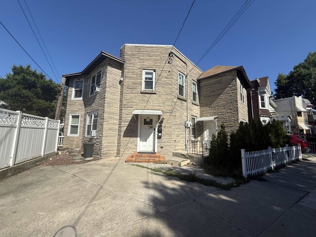 Building Photo - 73 Sanford Pl Unit 2