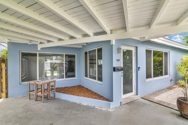 Building Photo - 909 SE 16th Pl