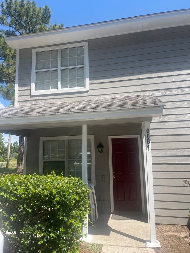 Building Photo - 2 Bed, 1.5 Bath Townhouse Unit 608-1