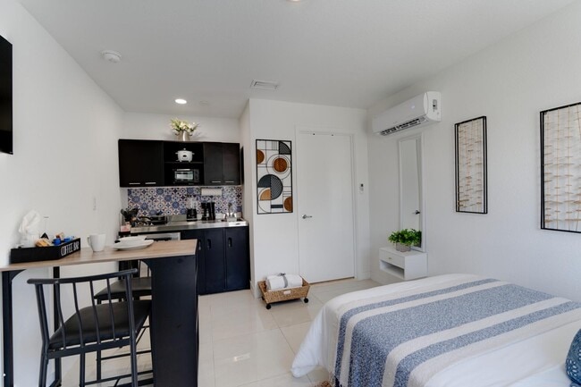 Building Photo - 1112 NW 2nd St Unit Studio