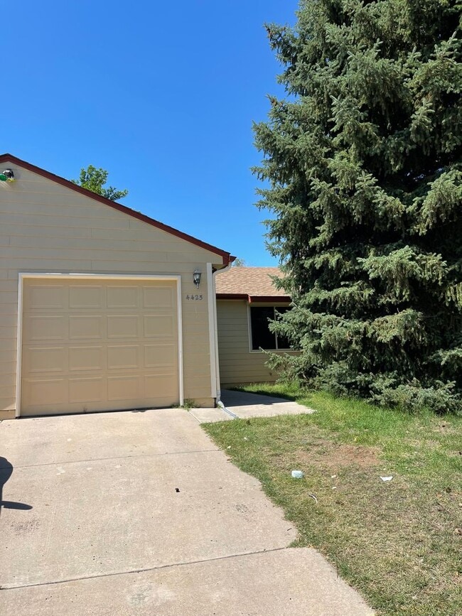 Building Photo - 4425 Hollyhock St