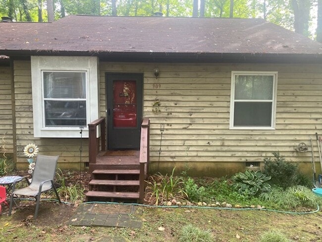 Building Photo - 909-C West Chatham Street