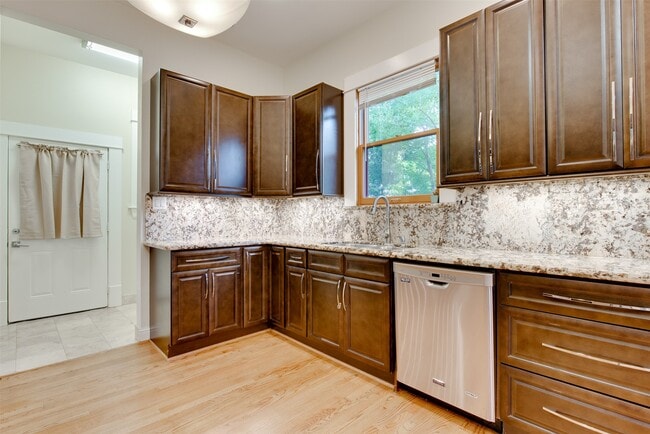 Photo - 401 Willard St