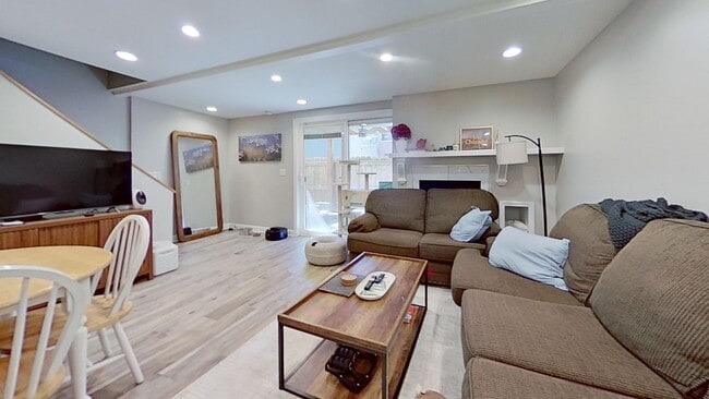 Building Photo - 719 W Buckingham Pl Unit 3