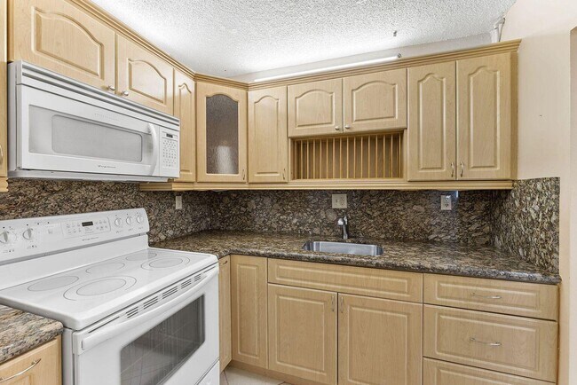 Photo - 9440 SW 8th St Unit 318