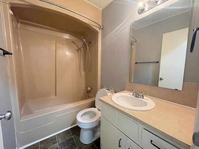 Photo - 5408 S Hutchinson Ct Unit B4