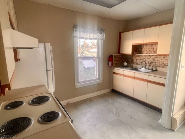 Photo - 611 Oxford St