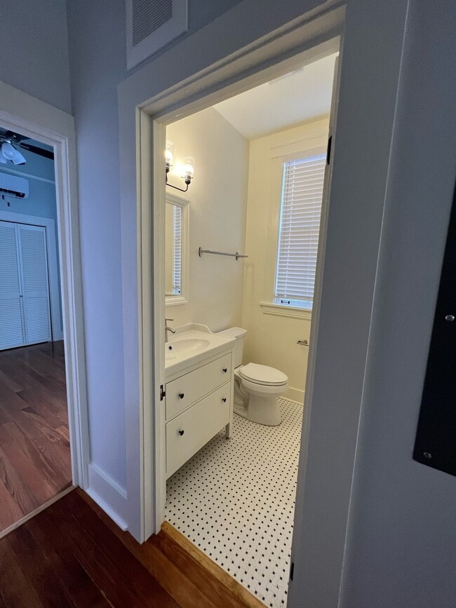 Photo - 514 E 8th St Unidad A