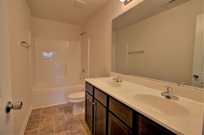 Photo - 2 BR/ 2.5 Bath Townhome located in The Tow...