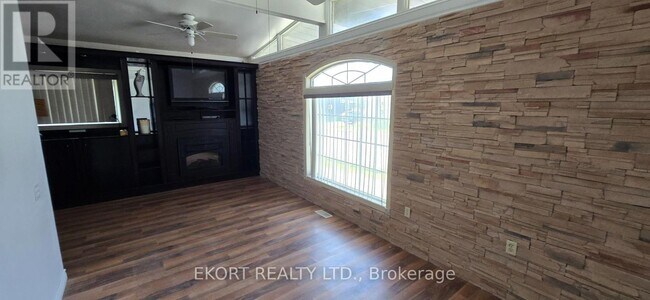 Photo - 87 S George St