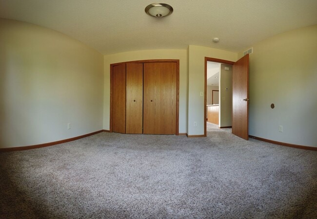 Building Photo - 2 Bedroom Town Home