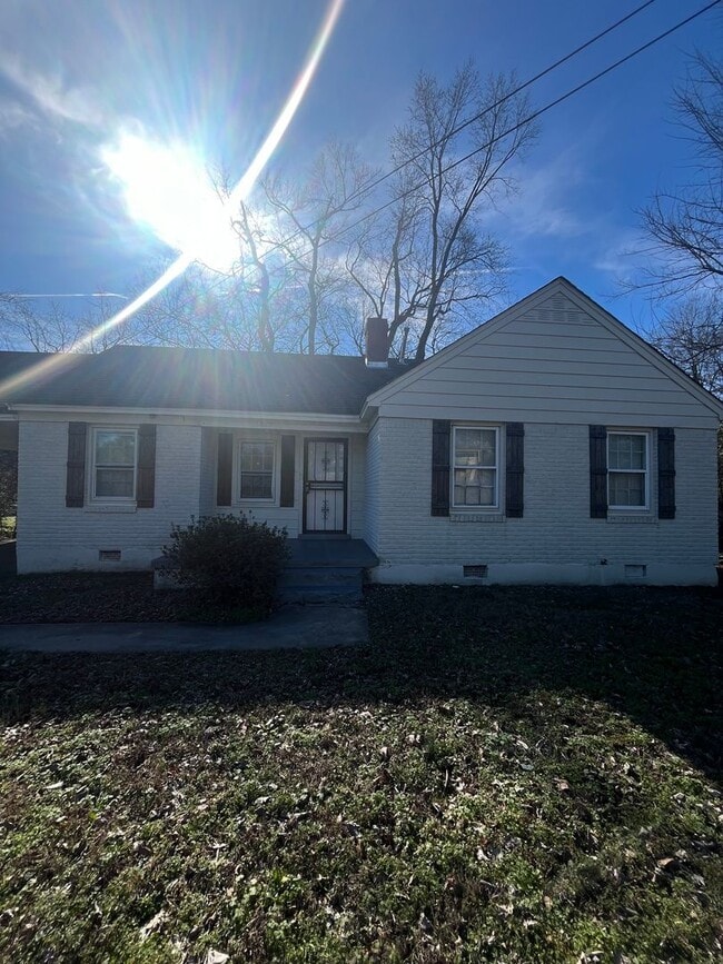 Building Photo - Newly Renovated House on a quiet Street