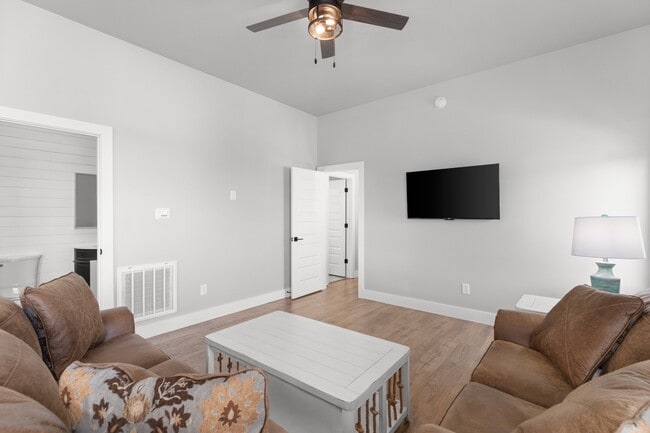 Photo - 1925 Lakeshore Dr