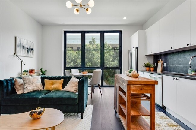 Building Photo - 800 Embassy Dr