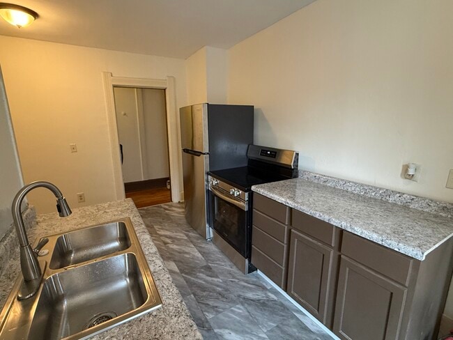 New floors, countertops, & stainless steel appliances - 428 S Main St Unit 2