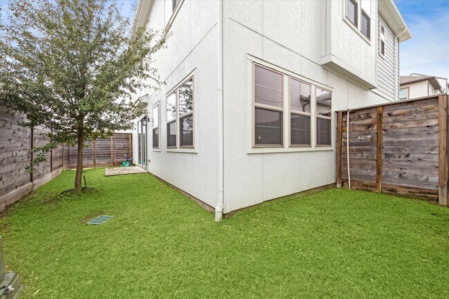 Building Photo - 12025 Royal Oaks Run Dr