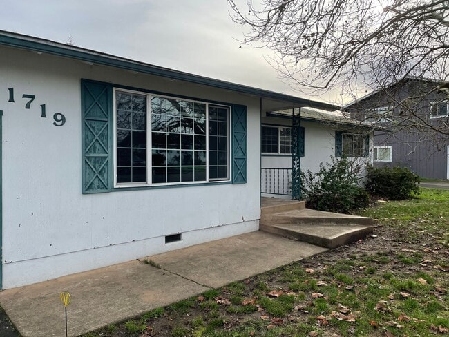 Building Photo - 3 Bed 2 Bath House