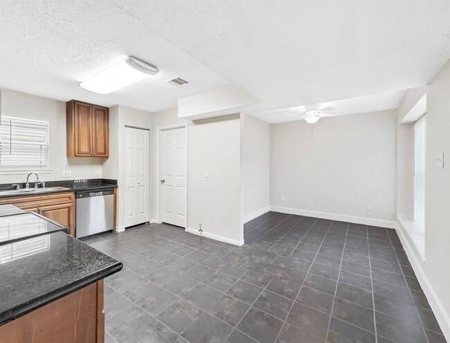 Photo - 817 Willow Creek Dr